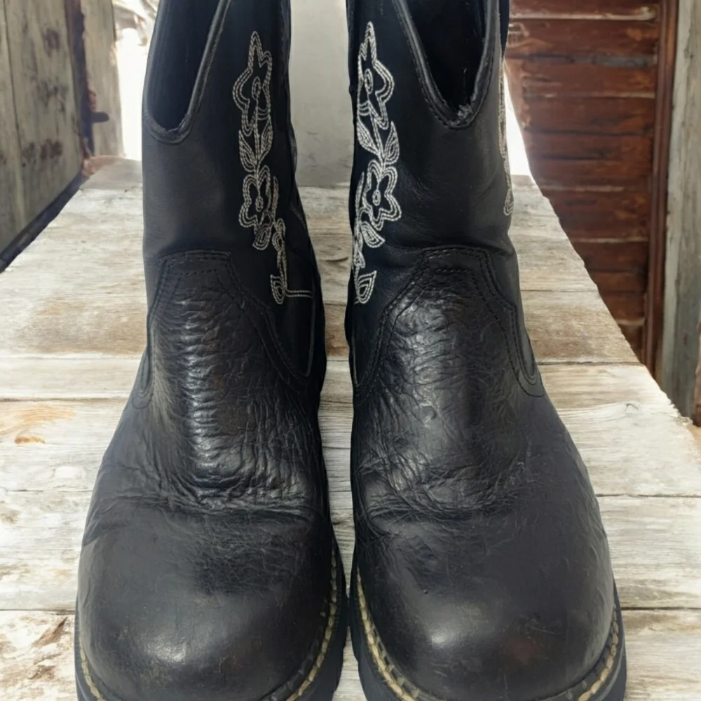 Ropers women's size 11 faux ostrich with etched flowers. In excellent cond. - Picture 5 of 7